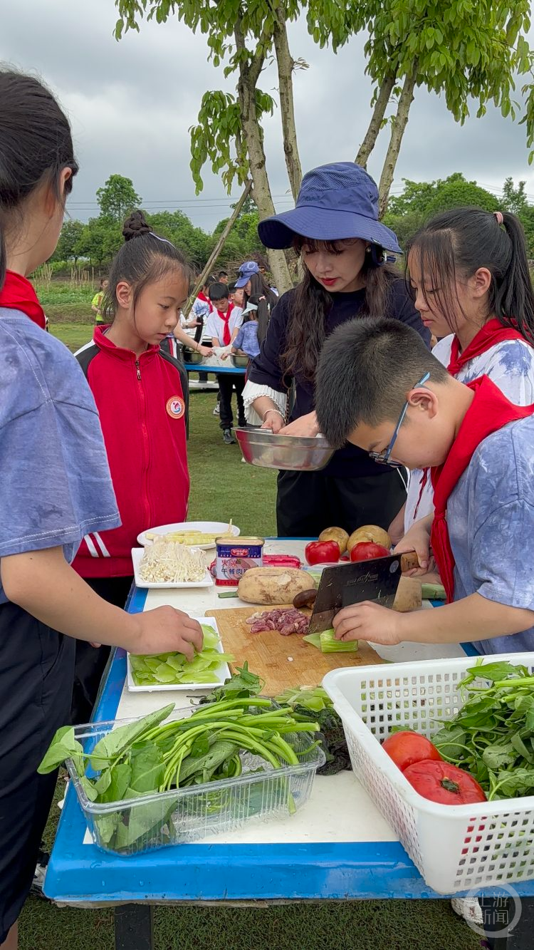 "学校春游活动：孩子们烹饪的绝活展示，带上锅碗瓢盆享受美食乐趣！"