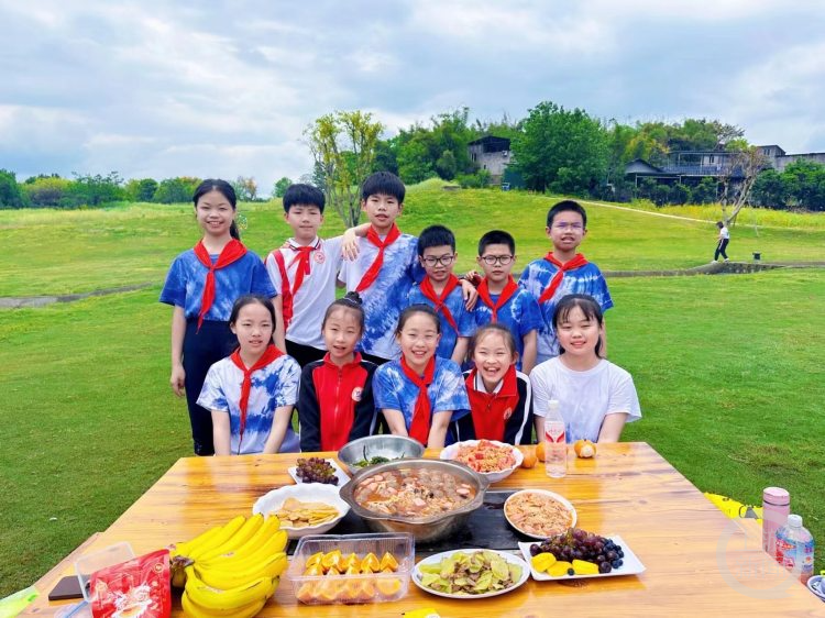 "学校春游活动：孩子们烹饪的绝活展示，带上锅碗瓢盆享受美食乐趣！"