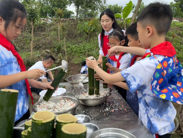 "学校春游活动：孩子们烹饪的绝活展示，带上锅碗瓢盆享受美食乐趣！"