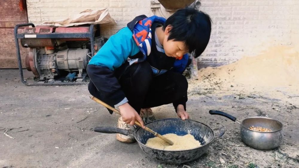 "不记得妈妈的样貌，但深深记忆着爷爷奶奶的爱：男孩从小在祖父母身边长大"