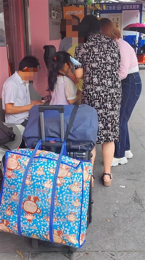 "男子为妻子治癌耗尽积蓄，带女儿流浪广州街头...街道办回应，已帮助他们回家"