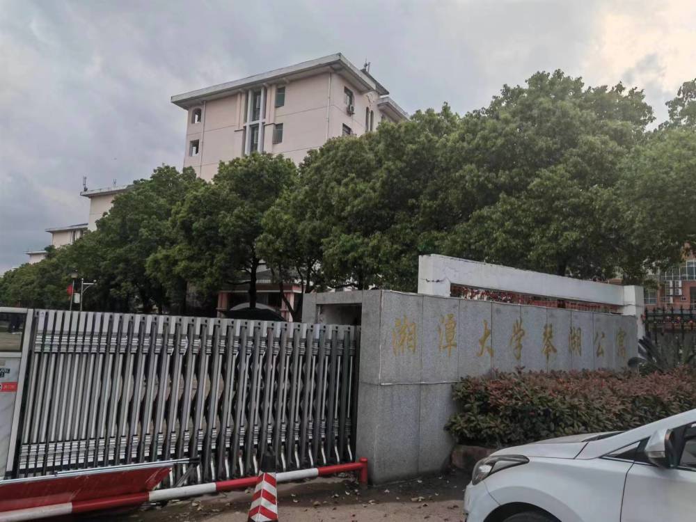 "校园悲剧：探访一大学生疑因同学投毒而亡，室友已被刑事拘留"