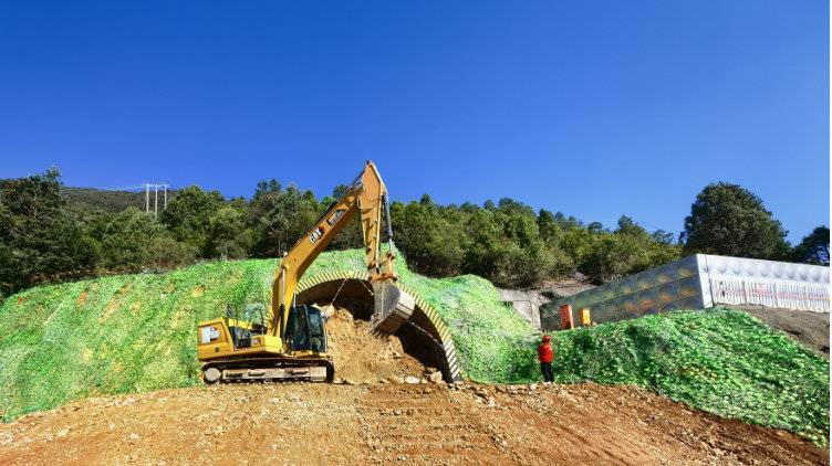 "构建全球首座U型隧道锚地：四川重大项目实现世界难题的突破"