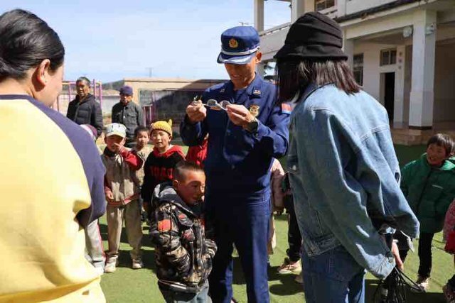 "燃亮火线：宁蒗森林消防照亮山区孩子的未来之路"