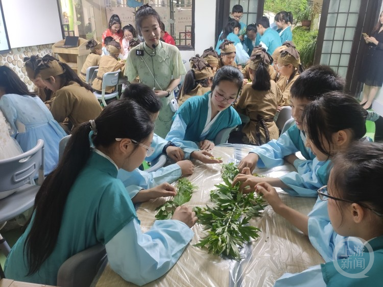 "春意盎然：孩子们在美丽的植物园里举行生动有趣的班会"