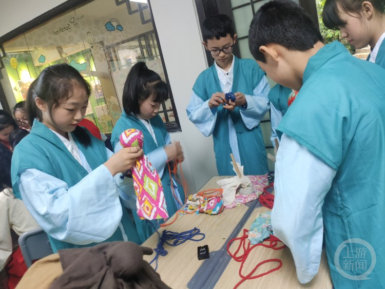 "春意盎然：孩子们在美丽的植物园里举行生动有趣的班会"