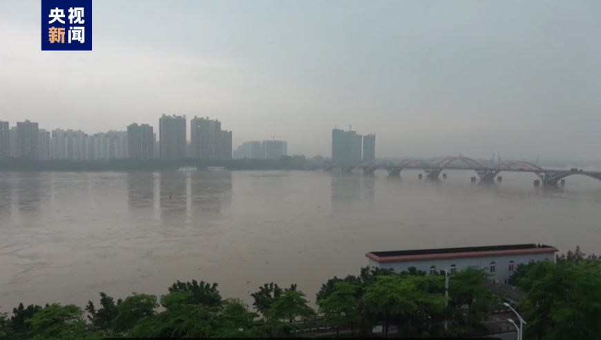 多地暴雨导致超百趟航班延误，多趟列车被迫停运