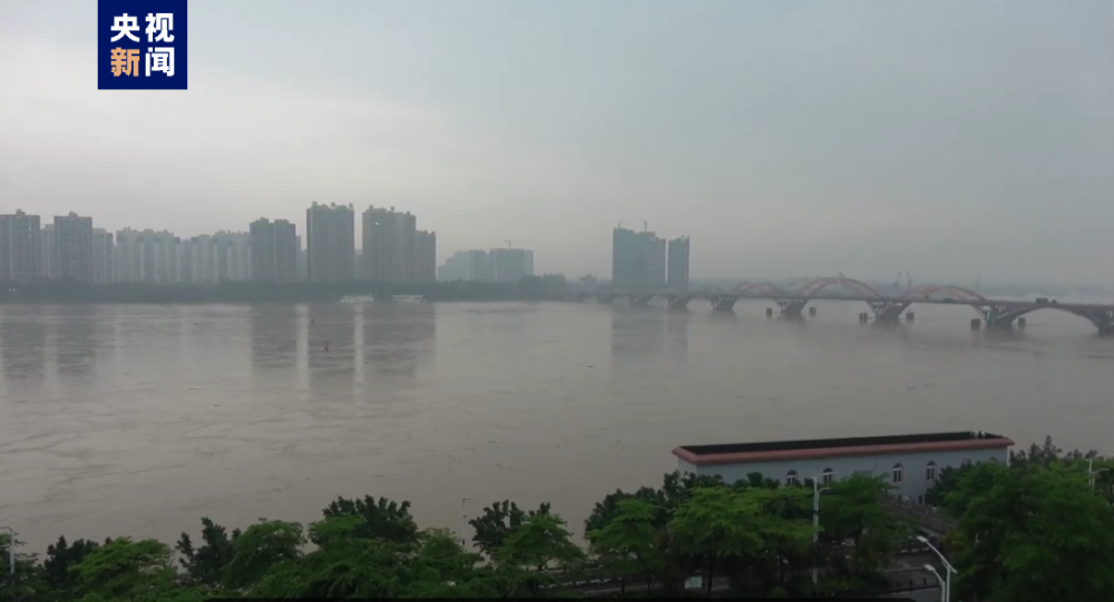 "多地暴雨导致超百趟航班延误，多趟列车被迫停运"