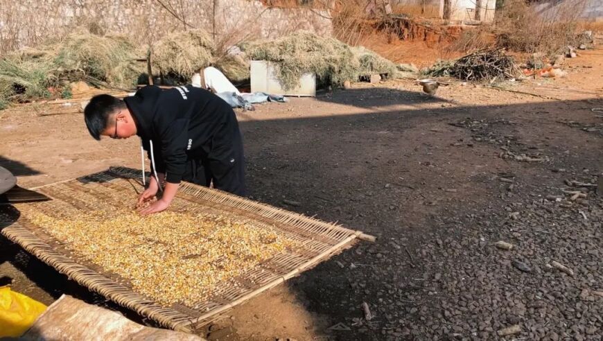 奶奶：独立抚养孩子，与爸爸分隔两地的挑战与希望