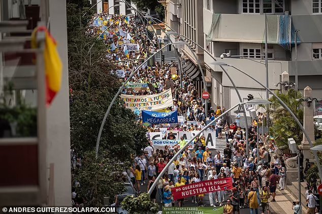 西班牙海岛爆发5万人抗议活动，游客蜂拥而至，但34%的当地人面临贫困