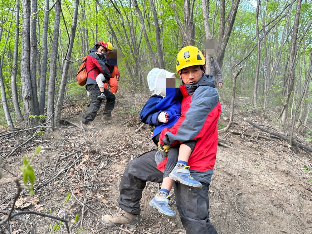 "意外惊险！夫妻携子误上野山迷路，消防员历尽艰辛12小时寻救"