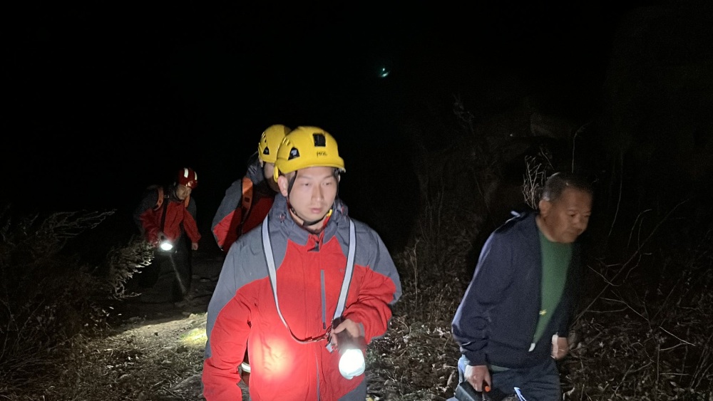 "意外惊险！夫妻携子误上野山迷路，消防员历尽艰辛12小时寻救"