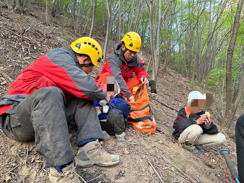 "意外惊险！夫妻携子误上野山迷路，消防员历尽艰辛12小时寻救"