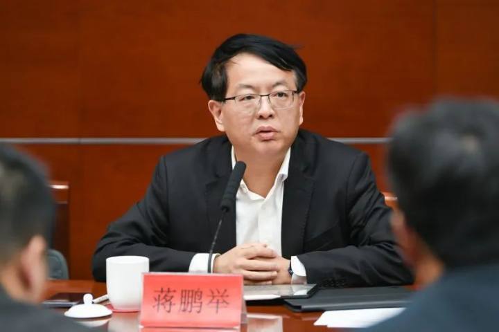 "江苏常州副市长亲临凤凰传奇演唱会上，凸显政府支持音乐产业的决心与活力"