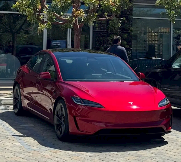 "全新特斯拉Model 3高性能版即将面世，动力参数曝光引热议"