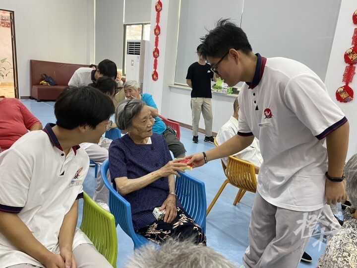 "双胞胎哥哥/妹妹：中考成绩差异之下的生活抉择与成长之路"