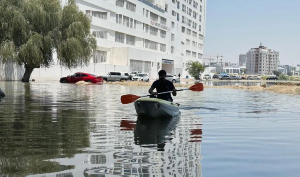 "迪拜住宅楼发生倾斜! 多位住户紧急撤离涉险区域"