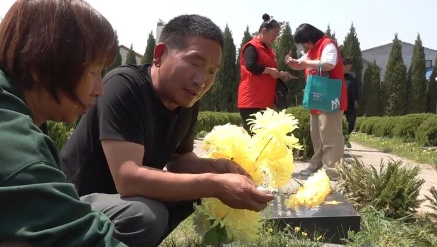 等待已久的白发老人，因怀念哥哥而坚持等了74年