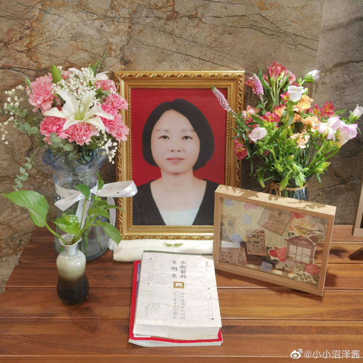 "女教师暴尸一周后网络课堂突然崩溃: 孩子们得知真相后决定休学"

"女生因网络课程崩溃去世一年半：女儿透露真相，让孩子辍学只为了解决这个问题"