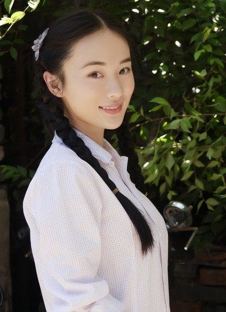 "网红重生：白莲花女王董洁再登热搜榜"