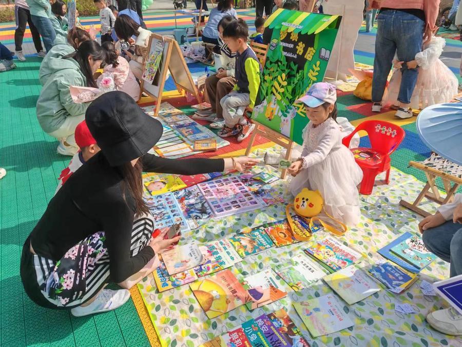 "共享阅读时光：幼儿图书跳蚤市场公益活动，传递环保理念与节约意识"