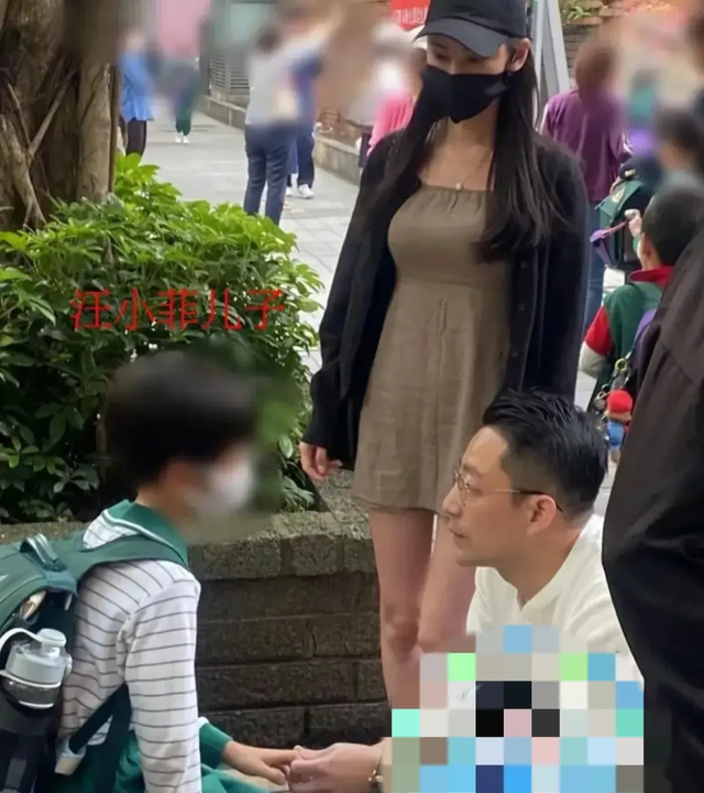 "汪小菲街头亲吻未婚妻，与前妻大S秀恩爱，懒理前妻大S秀恩爱"