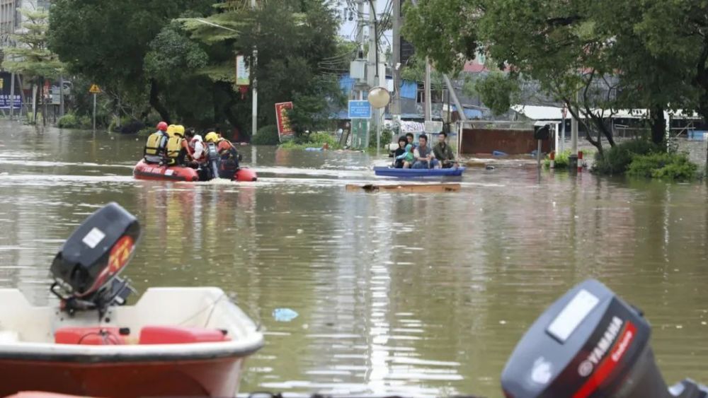 "荷兰新闻：中国广东强烈暴雨引发重大洪水灾害，荷兰已启动紧急响应"

优化后的"荷兰紧急应对广东强降雨，中国广东遭遇严重洪涝灾害"