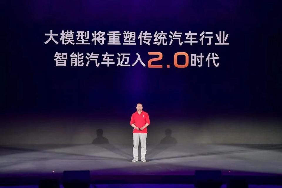 "哪吒L震撼上市：官方售价仅售12.99万元，让你感受科技与美学的完美结合"