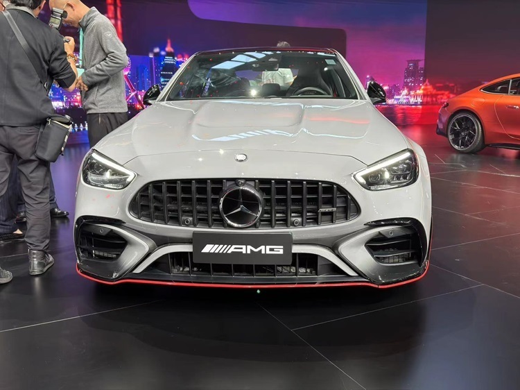 "AMG C63，高性能轿车，搭载2.0T引擎：售价仅需119.18万，你会考虑购买吗？"