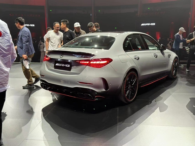 "AMG C63，高性能轿车，搭载2.0T引擎：售价仅需119.18万，你会考虑购买吗？"