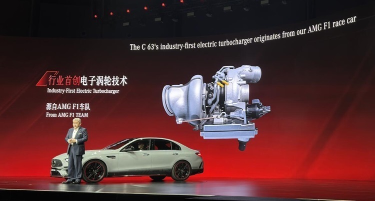 "AMG C63，高性能轿车，搭载2.0T引擎：售价仅需119.18万，你会考虑购买吗？"