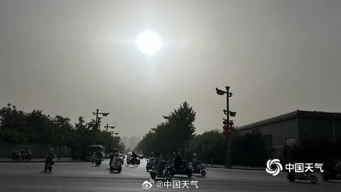 "西安蓝太阳爆发，历史同期最大，专家解析原因与应对措施"

或者

"西安蓝太阳再现，22年来同期最多，专家解读其影响及防范策略"