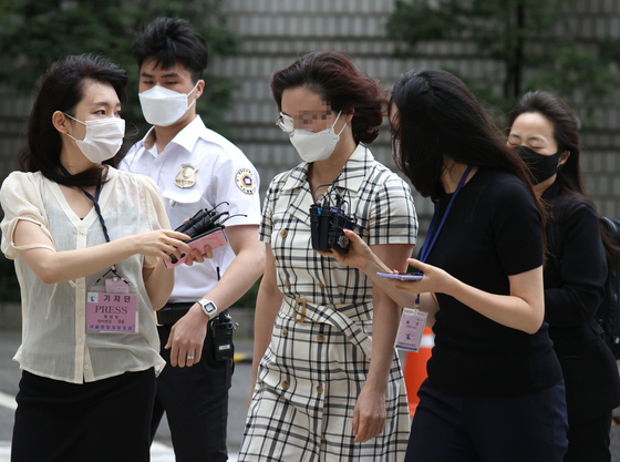 "复仇反击：全家被围攻的曹国挺身而出，新党崭露头角参选国会"