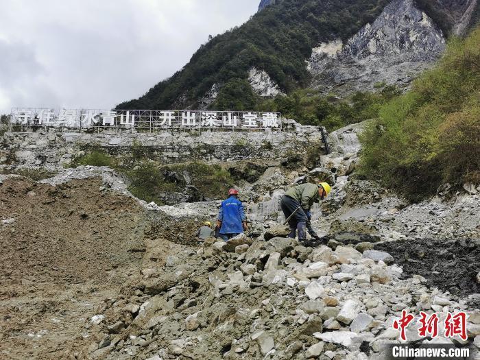 "守护大熊猫家园，雅安再现矿山复绿奇迹"