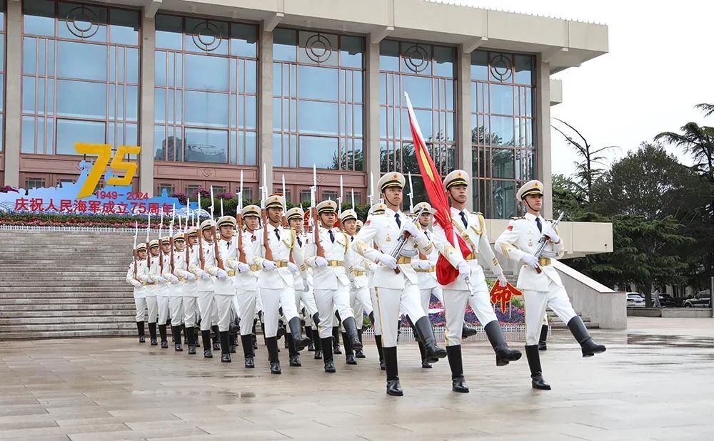 "海军部队举行热烈庆典，欢庆人民海军成立70周年"