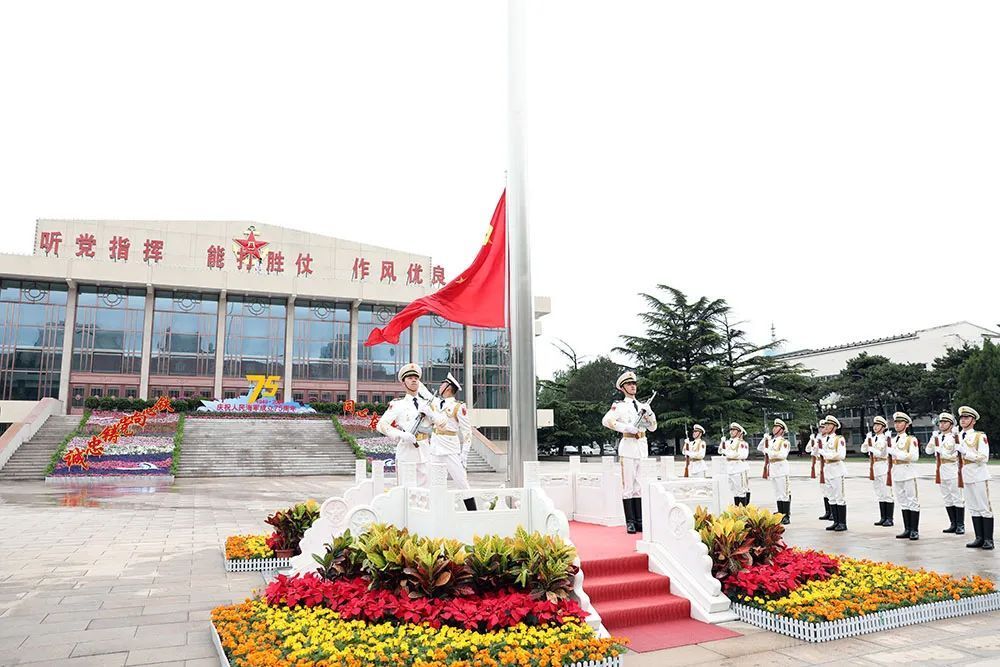 "海军部队举行热烈庆典，欢庆人民海军成立70周年"