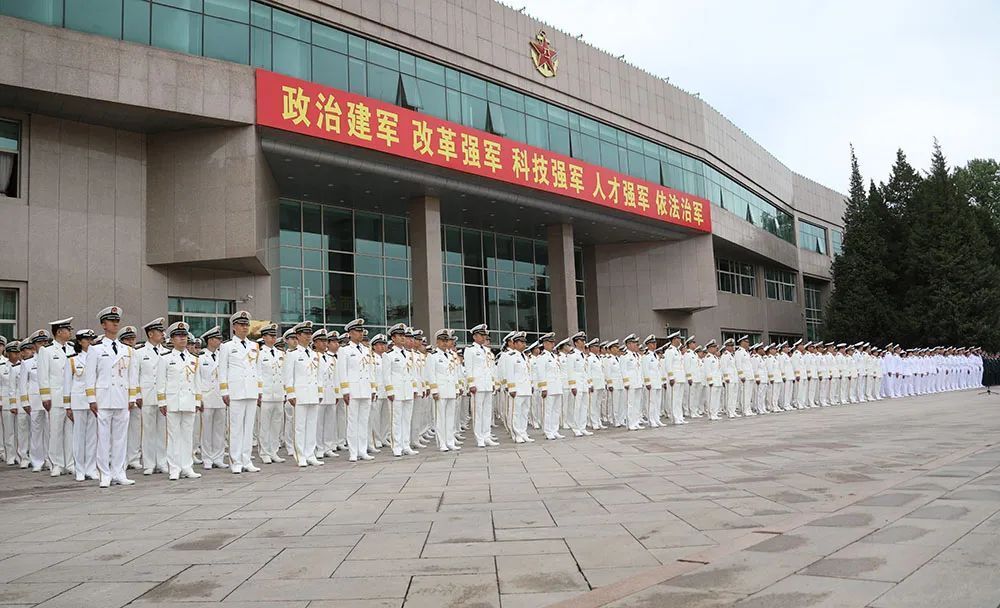 "海军部队举行热烈庆典，欢庆人民海军成立70周年"