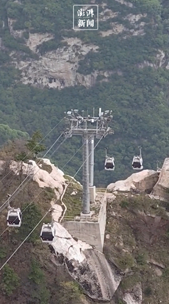 "华山索道突发故障，游客被困空中，景区已暂停运营并开启避雷措施"

以上是优化后的标题。