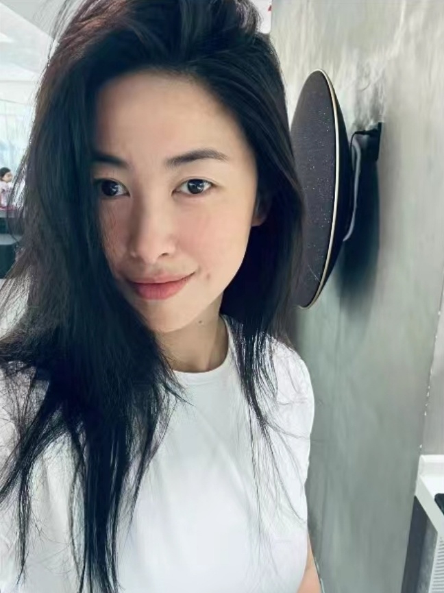 "朱珠的两岁女儿与父母一起锻炼，展现出家庭般的积极氛围与健康生活方式"