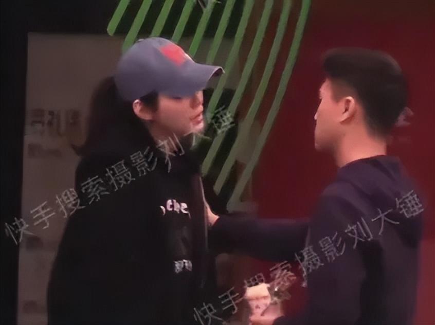 "奚梦瑶坐姿与妈妈站姿对比：豪门逆袭靠母凭子贵吗?"