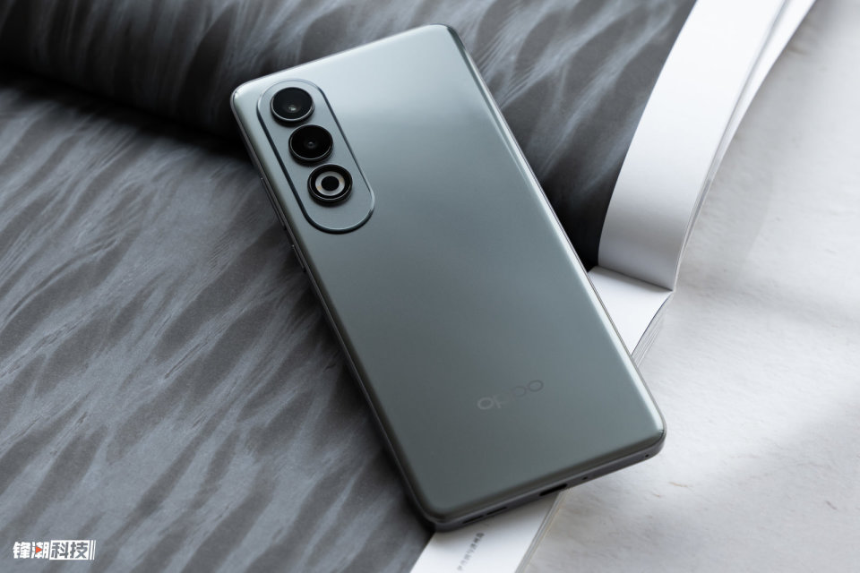 "OPPO K12：简化设计与卓越续航的结合，视觉和电量双重满足你的需求"