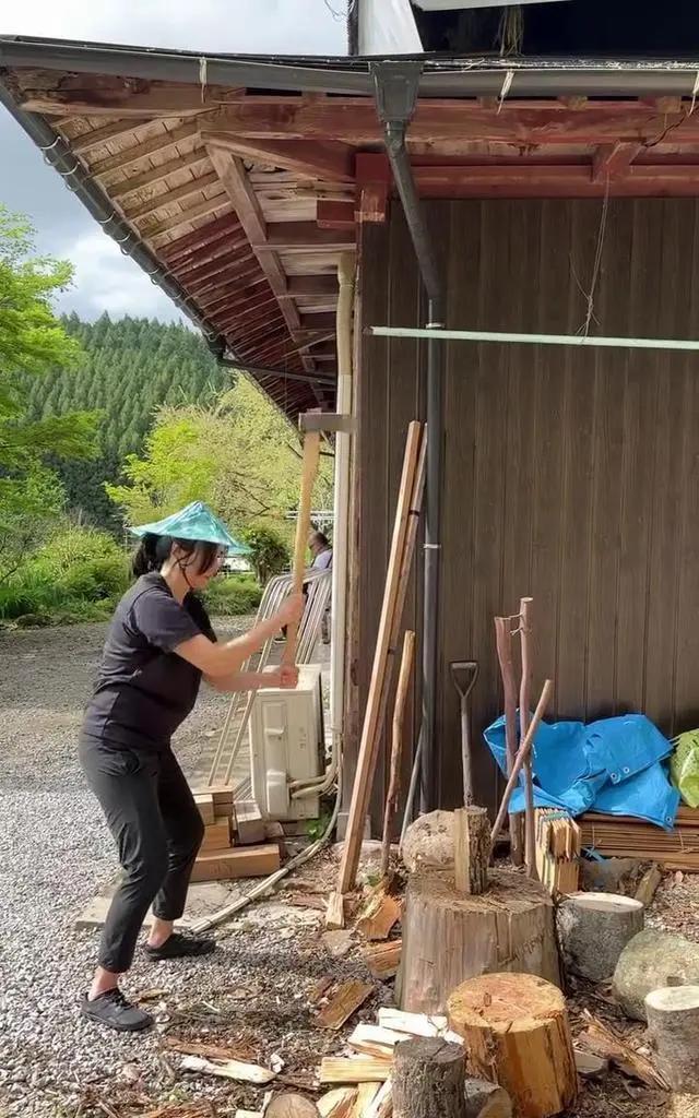 "蒙嘉慧日本隐居照曝光，劈柴做农活，引发争议的郑伊健夫妇"

"日本隐居照再现：劈柴做农活的蒙嘉慧与神秘男子郑伊健引发热议?"