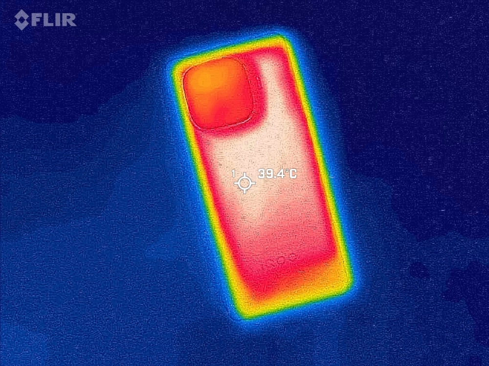 "iQOO Z9 Turbo的游戏体验: 无论是小屏幕还是大屏幕，都能畅享卓越游戏性能"