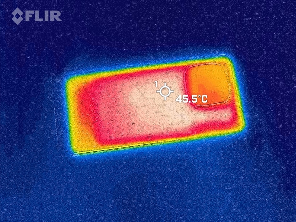 "iQOO Z9 Turbo的游戏体验: 无论是小屏幕还是大屏幕，都能畅享卓越游戏性能"