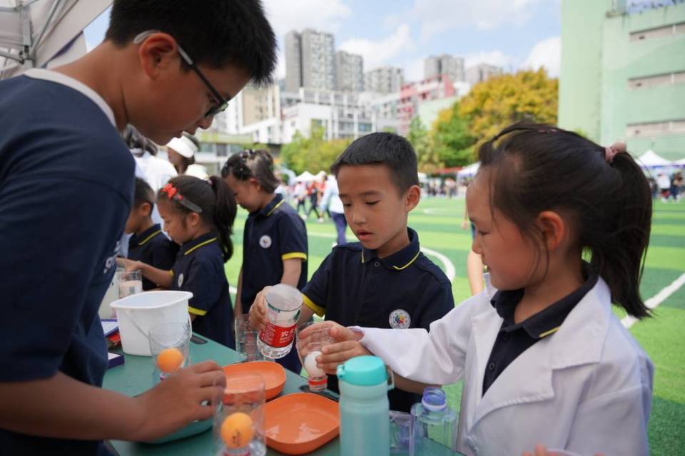 "颠覆传统，创新教育！这所小学的操场将瞬间成为孩子们的‘实验场’"