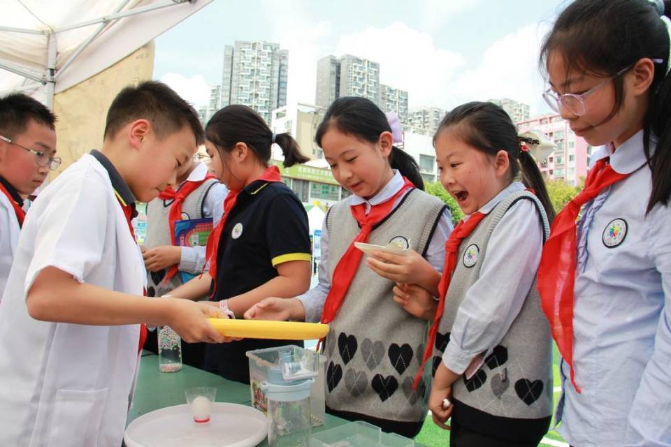 "颠覆传统，创新教育！这所小学的操场将瞬间成为孩子们的‘实验场’"