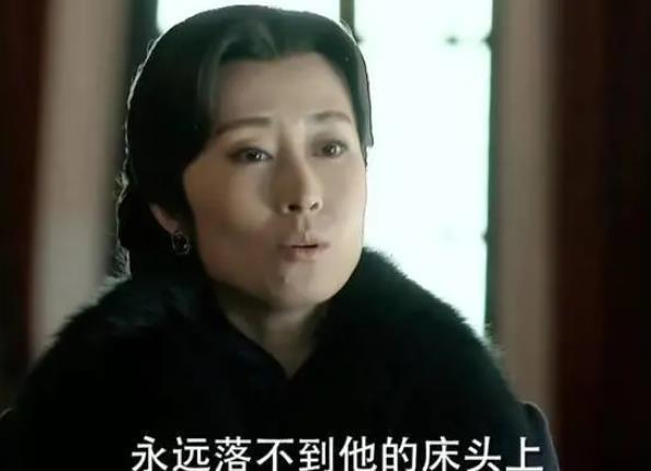 "同样扮演女特工，杨幂与王鸥、宋轶谁更出色？"

优化后：

"看女特工时，你会选择哪位演员呢？一起来分析杨幂与王鸥、宋轶的表演实力吧！"