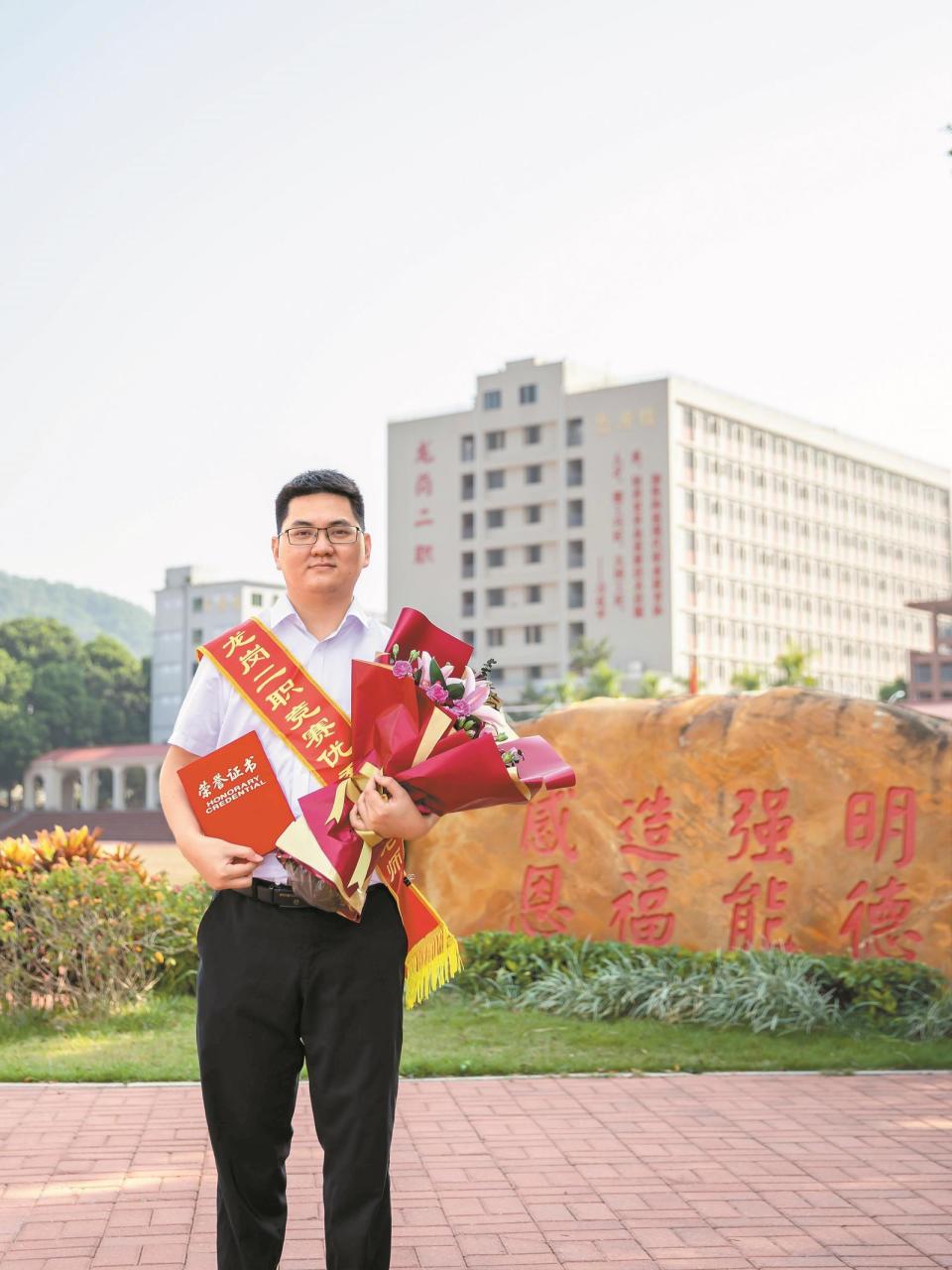 "龙岗二职教师钟海松：在困境中绽放人生光芒"

"城市的榜样：龙岗二职教师钟海松的光辉之路"

"点亮孩子生活：深圳龙岗二职教师钟海松的人生故事"