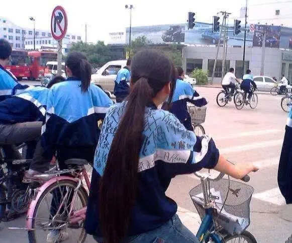 "升级换代频繁，初中校服背后有何秘密？网友家长吐槽求真相！"

"中小学换装频率之谜，家长们晒出十三套校服背后的困扰与不满！"