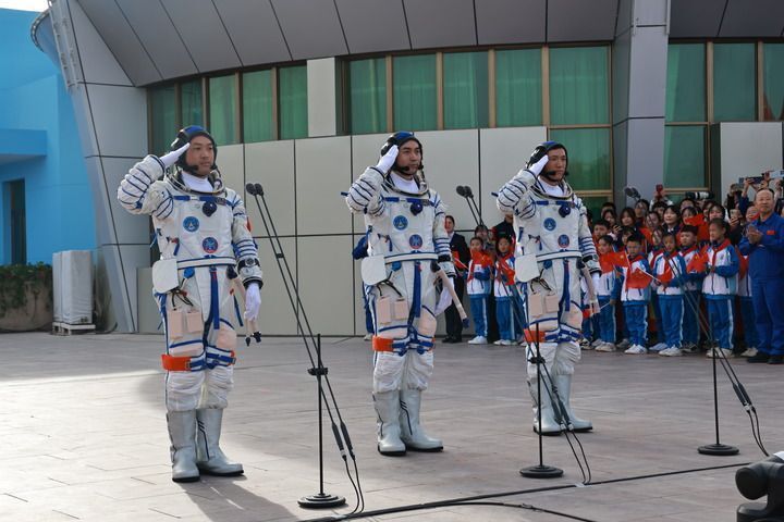 "神舟十八号航天员乘组出征仪式在中国酒泉卫星发射中心顺利举行"